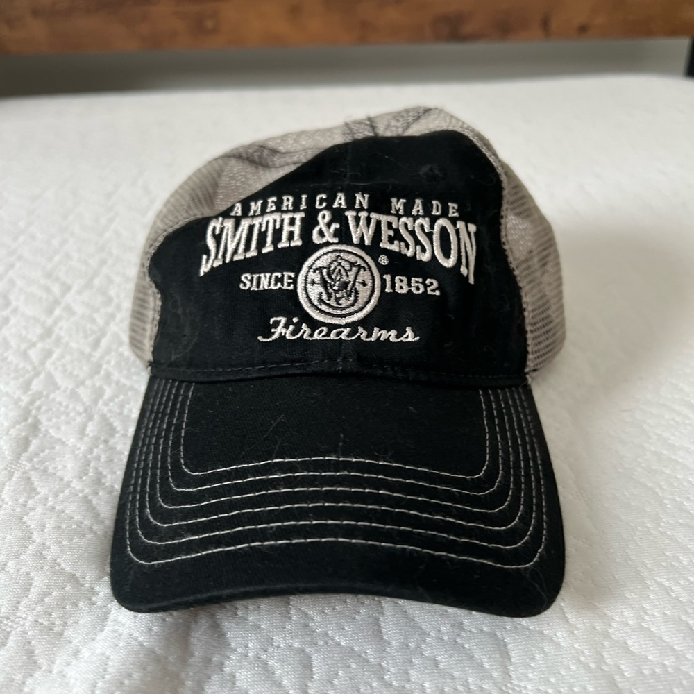 “Smith & Wesson” adjustable cap